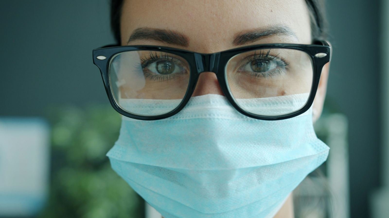 Profesional de la salud con barbijo y anteojos